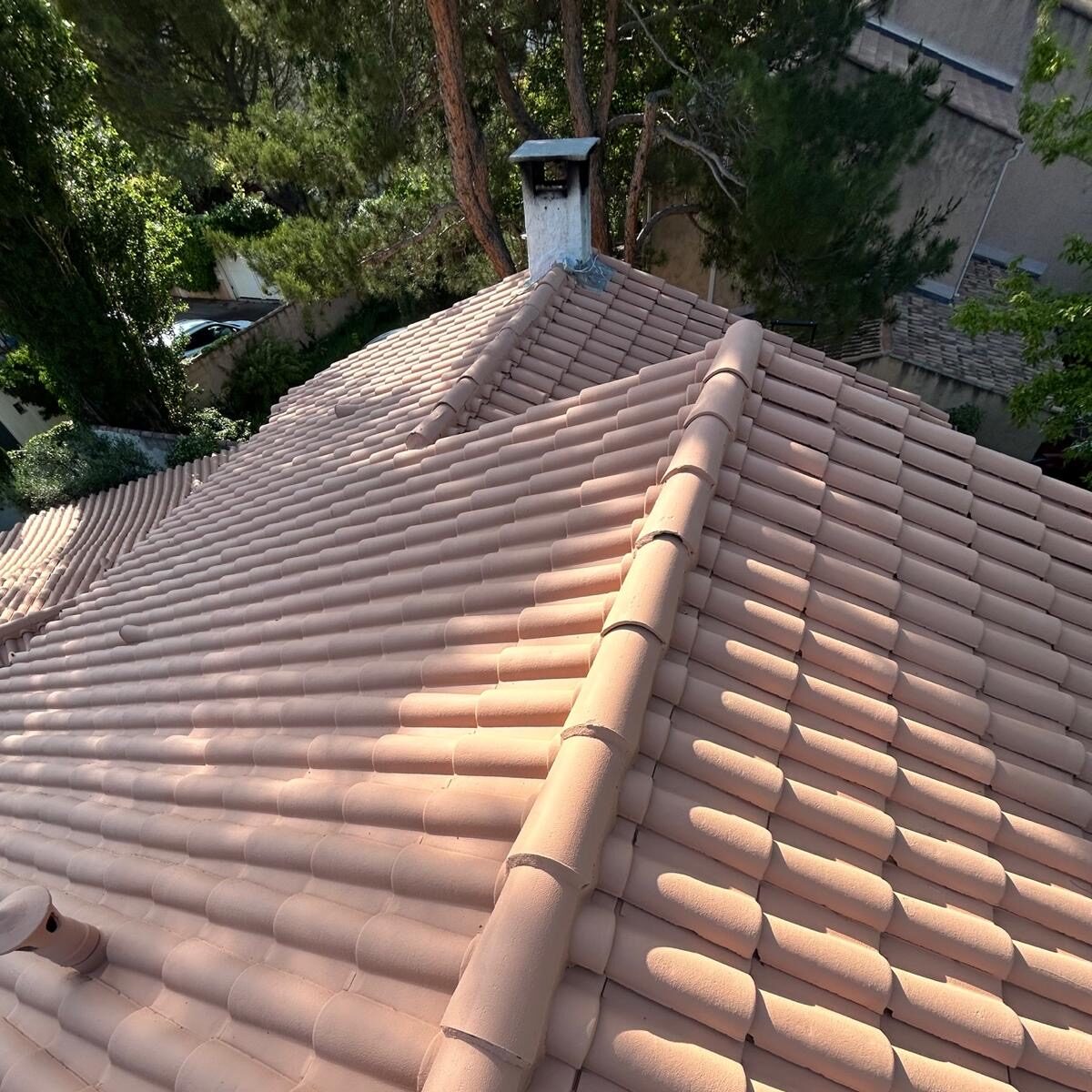 Toiture de maison nettoyée avant traitement hydrofuge